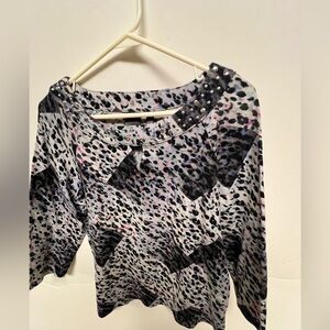 RAFAELLA SIZE LARGE LADIES PATTERNED 3/4 LENGTH SLEEVE SCOOP NECK W/SILVER STUDS